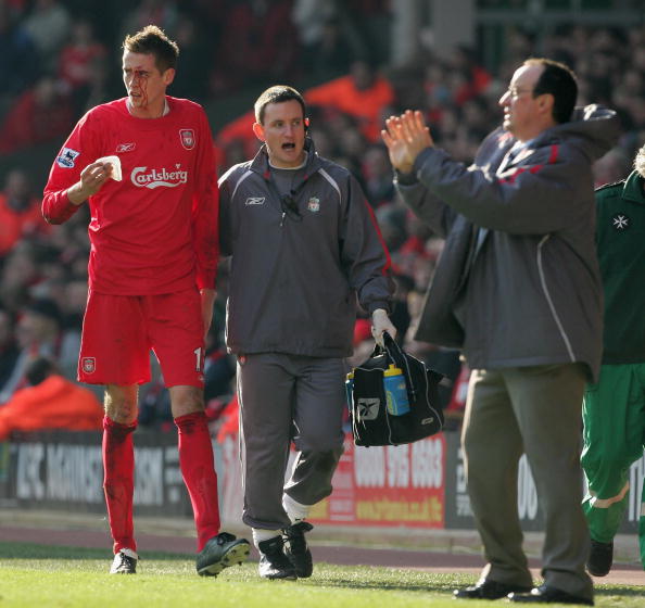 NBA：勇士主场险胜小牛