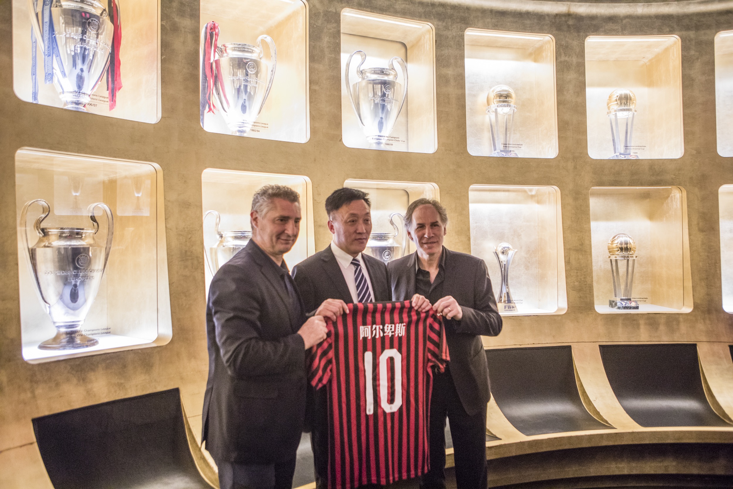 TA：澳大利亚主帅很看重曼联小将奥弗里，想带他踢明年世界杯（TA：澳大利亚主帅看好曼联新星奥弗里，计划招入征战明年世界杯）