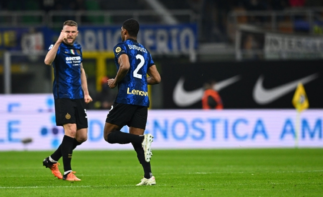 曼联主场迎战西汉姆联，两队均形势不佳，曼联有望取胜。（曼联坐镇老特拉福德迎战西汉姆，双方状态低迷，红魔更被看好取三分。）