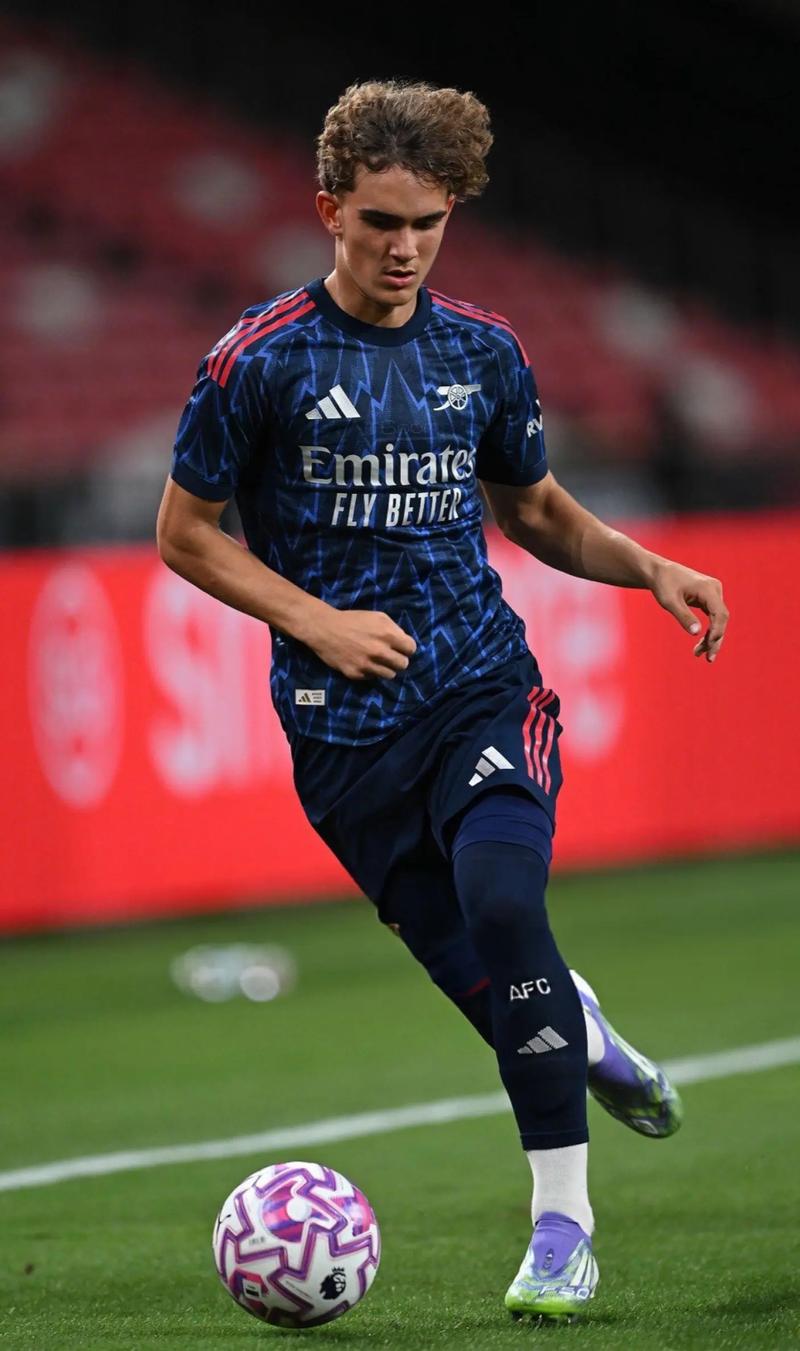 拉美媒体：拜仁、曼联、马竞追逐厄瓜多尔17岁中场卡斯蒂略（拉媒：拜仁、曼联与马竞竞逐厄瓜多尔17岁中场新星卡斯蒂略）