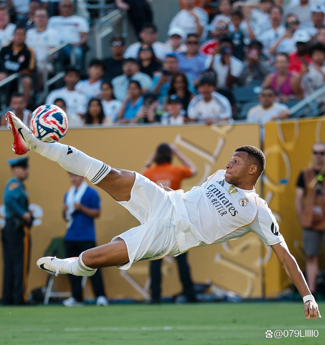 土耳其女球员狂砍69分，面相妆容神似李梦，引爱德华兹疯狂示爱（土耳其女将狂轰69分，妆容酷似李梦，爱德华兹高调示爱）