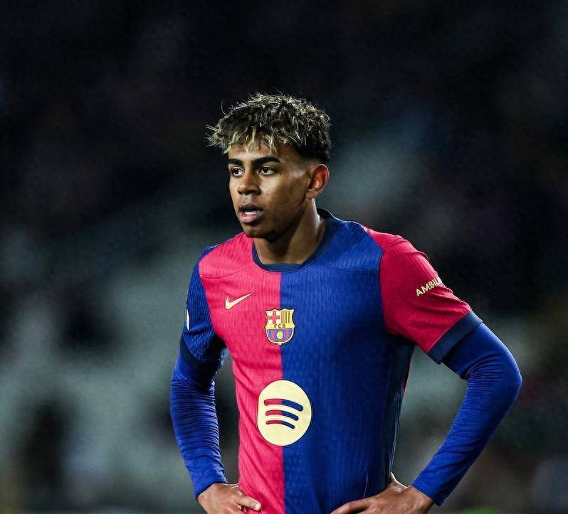 歌名应景，著名歌唱家波切利在世界杯抽签仪式演唱《今夜无人入眠》（波切利在世界杯抽签仪式献唱《今夜无人入眠》，歌名颇为应景）