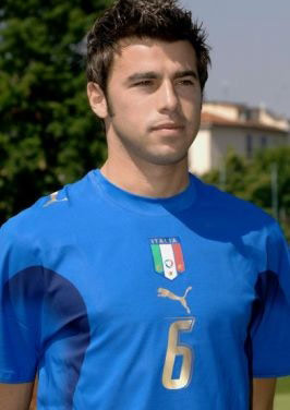 上肢力量对足球的重要性（上肢力量在足球中的关键作用）