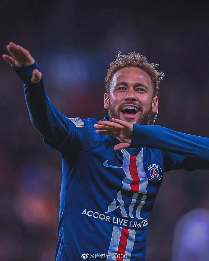 记者：邵佳一探班U22国足训练，与主帅安东尼奥相谈甚欢（媒体人称邵佳一到访U22国足训练场，与主帅安东尼奥愉快交流）