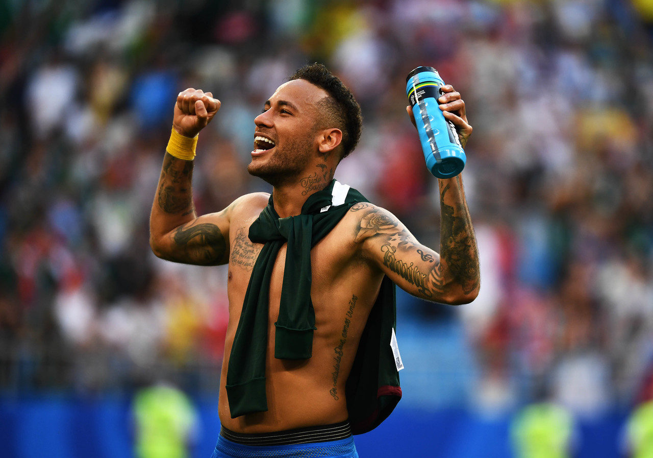 卡里乌斯妻子晒圣诞写真：身穿金色深V礼服展示孕肚（卡里乌斯妻子分享圣诞写真，穿金色深V礼服大方秀孕肚）