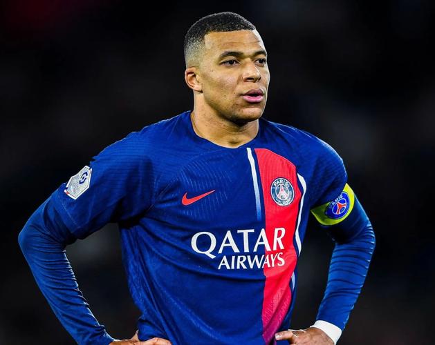 舍什科膝伤预期还要休战一个月！曼联锋线面临严峻考验（舍什科膝伤预计再缺阵一个月，曼联锋线承受严峻考验）